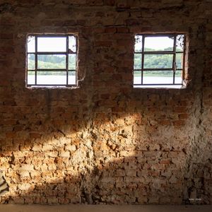 DUAS JANELAS, FRESTA DE SOL E PAREDE DE TIJOLOS