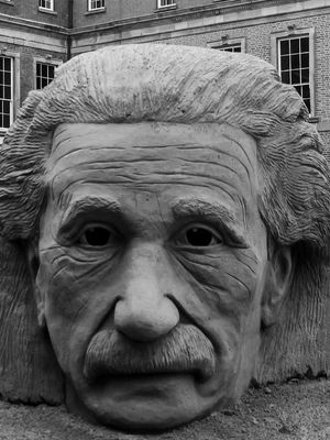 ESCULTURA DE AREIA DE ALBERT EINSTEIN
