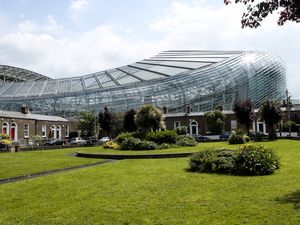 LINDA ÁREA RESIDENCIAL COM O AVIVA STADIUM AO FUNDO EM DUBLIN