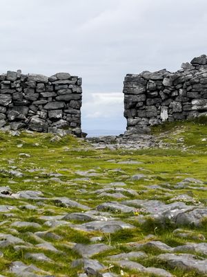 ANTIGA CONSTRUÇÃO DE PEDRAS EM ARAN ISLANDS IRLANDA