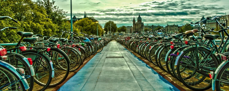 ESTACIONAMENTO DE BIKES EM AMSTERDAM