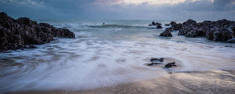PANORÂMICA ESPUMA NA AREIA