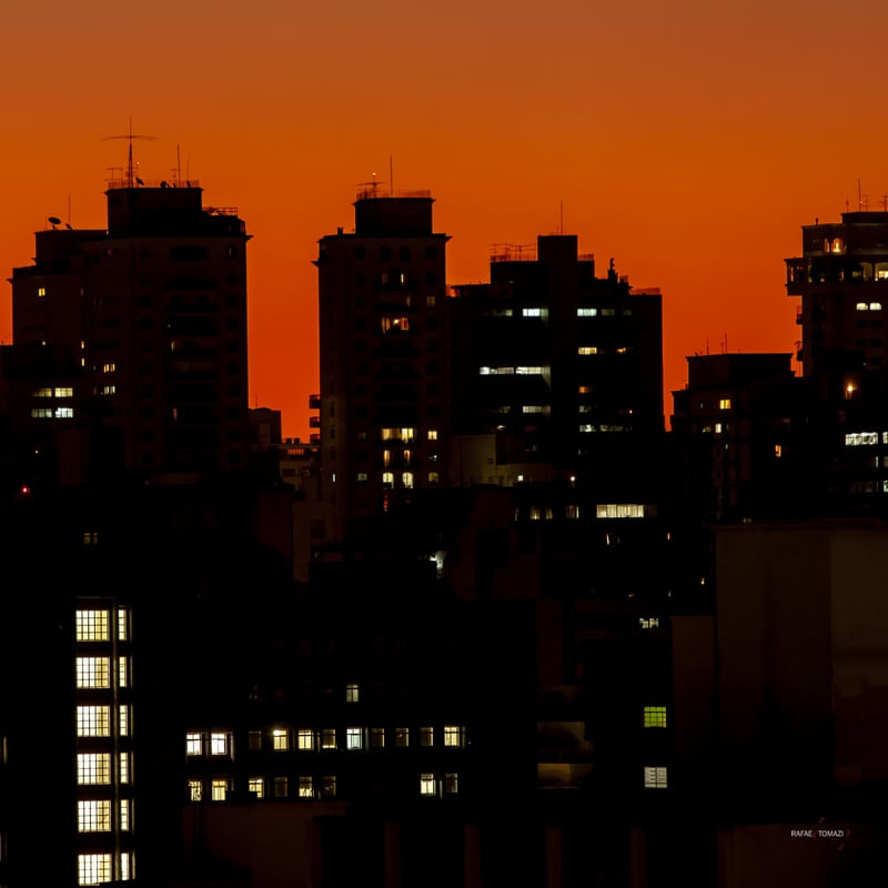 JANELAS EM PÔR-DO-SOL LARANJA - QUADRADA