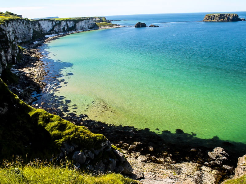 ÁGUAS AZUIS NO MAR DA IRLANDA DO NORTE