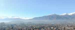 SANTIAGO ABRAÇADA PELOS ANDES NEVADOS