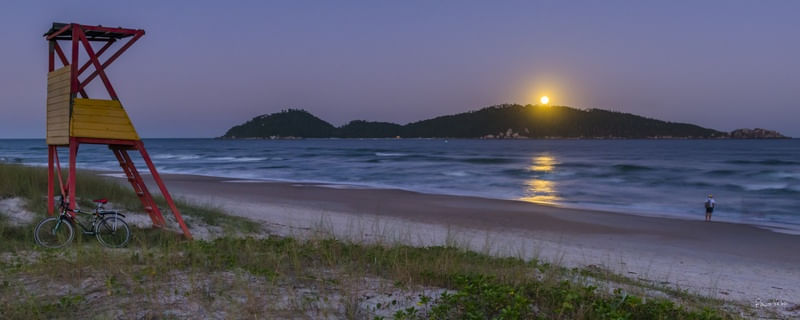 LUA CHEIA NASCENDO NA ILHA DO CAMPECHE, FLORIANÓPOLIS
