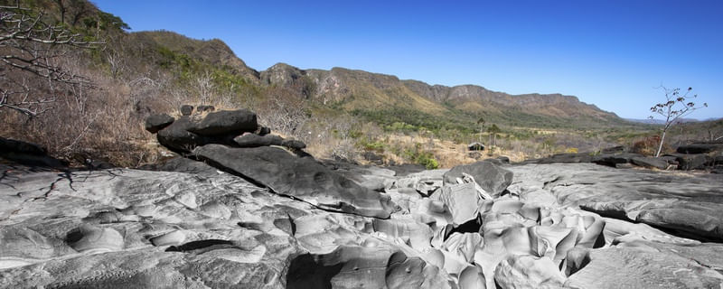 PANORÂMICA COM PEDRAS E TEXTURA