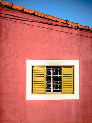 FACHADA COM JANELA AMARELA