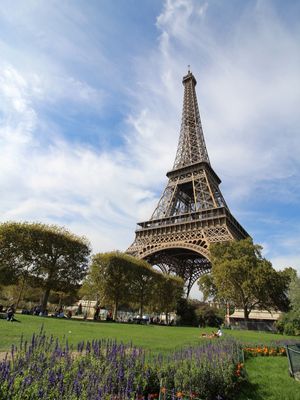 TORRE EIFFEL EM UM DIA DE VERÃO