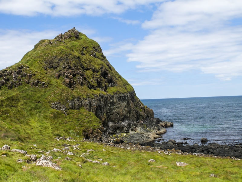COLINA E MAR NA IRLANDA DO NORTE