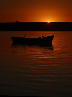 PÔR DO SOL COM BARCO SOBRE O RIO URUGUAY. FRONTEIRA BRASIL X ARGENTINA