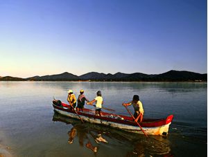 PESCADORES NA CANOA PAISAGEM