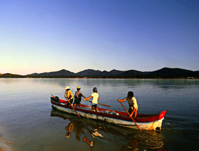 PESCADORES NA CANOA PAISAGEM