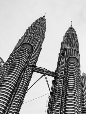 TORRES PETRONAS