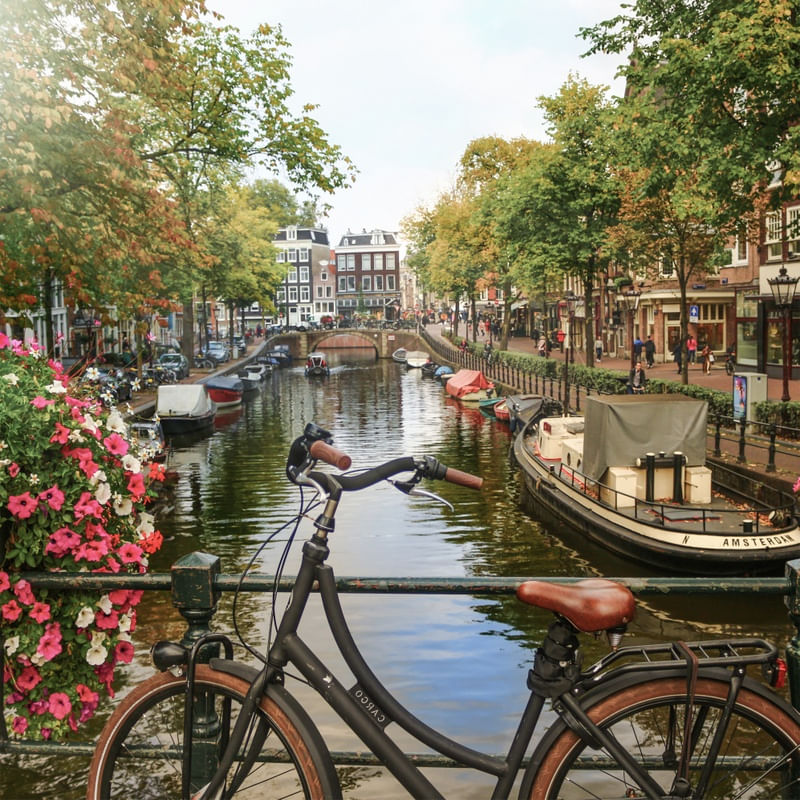 AMSTERDAM, CANAL E BICICLETA