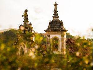 OURO PRETO ENTRE FOLHAS