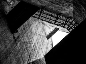 ARQUITETURA GEOMÉTRICA EM PRETO E BRANCO
