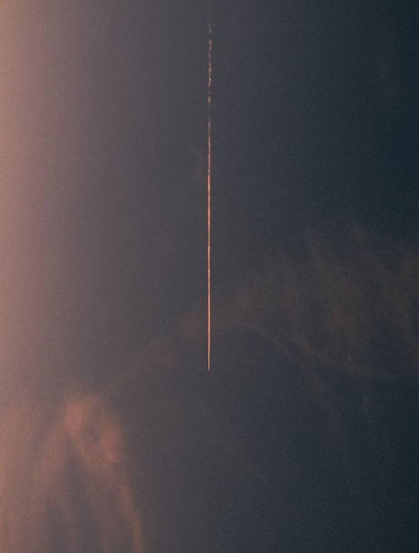 RASGANDO O CÉU DO CREPÚSCULO.