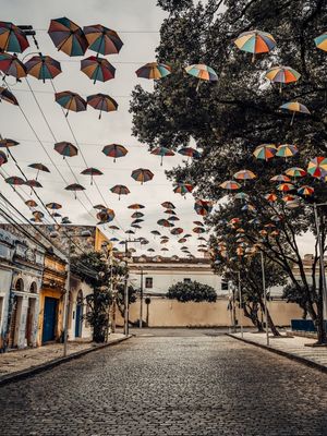SOMBRINHAS DE FREVO NA RUA DO RECIFE ANTIGO