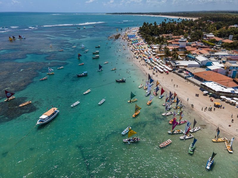 JANGADAS NA PRAIA DE PORTO DE GALINHAS COM VISTA PARA MARACAÍPE - PERNAMBUCO