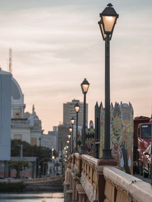 PONTE E LUMINÁRIAS NO RECIFE ANTIGO