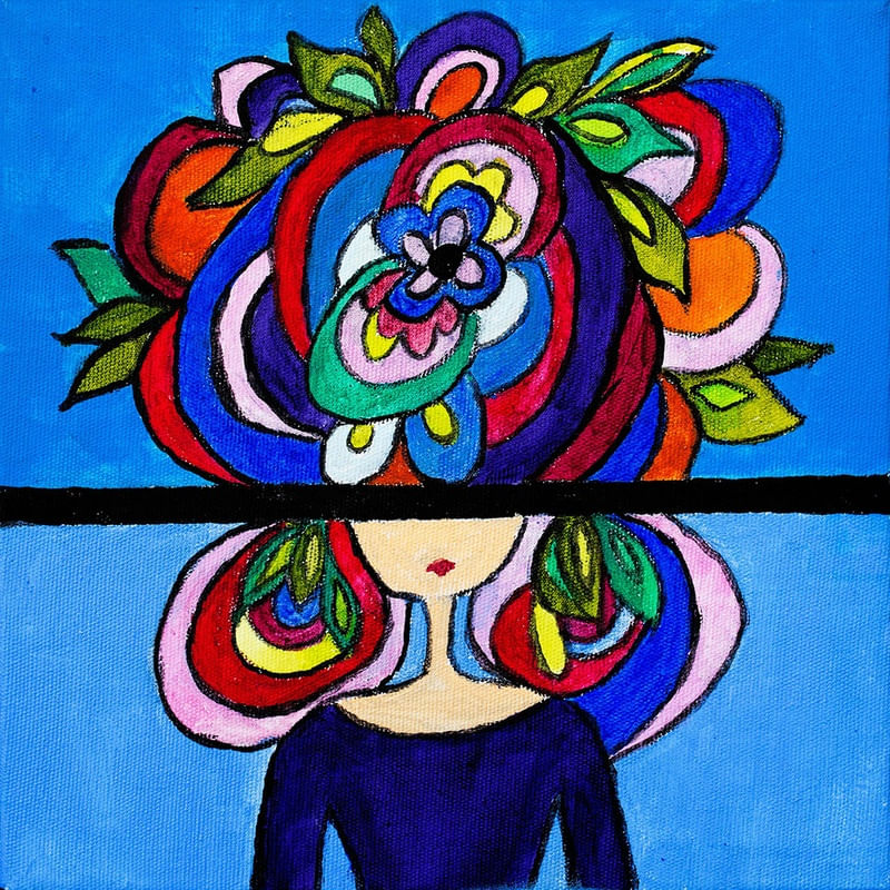 MULHER FLOR NO FUNDO AZUL