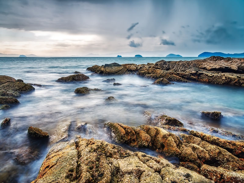 MAR, PEDRAS E HORIZONTE EM TEMPESTADE