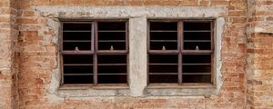 JANELAS ANTIGAS SEM VIDRO EM PAREDE DE TIJOLINHOS