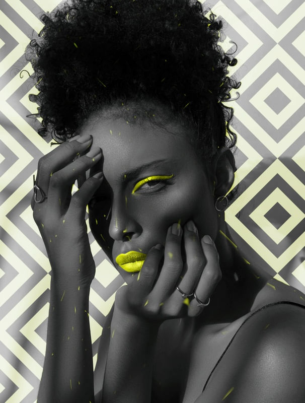MULHER NEGRA COM AMARELO