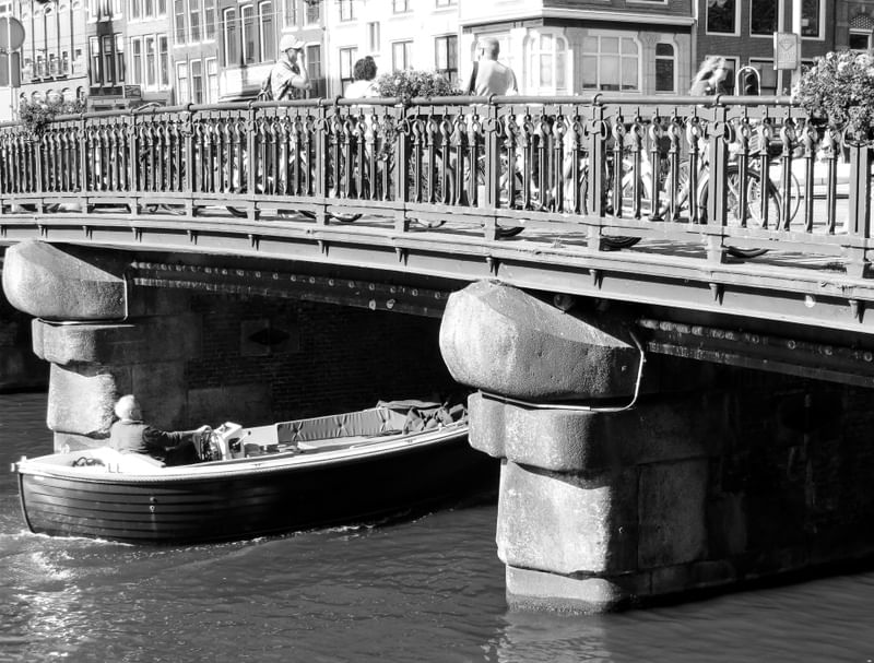 DIRIGINDO EM AMSTERDAM P&B