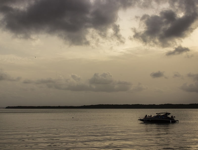 BARCO E POR DO SOL NA PRAIA DO JACARÉ