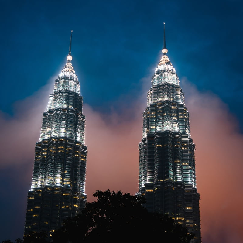 PETRONAS NAS NUVENS