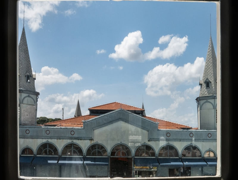 MERCADO DE FERRO ENQUADRADO NA JANELA