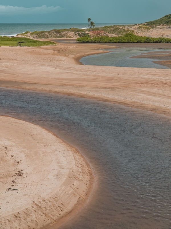CURVAS DE AREIA DO MANGUE PARA A PRAIA