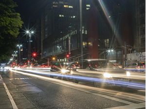 RASTRO DE LUZ NA AVENIDA PAULISTA