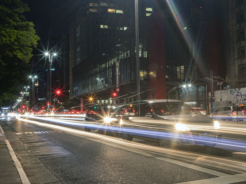 RASTRO DE LUZ NA AVENIDA PAULISTA