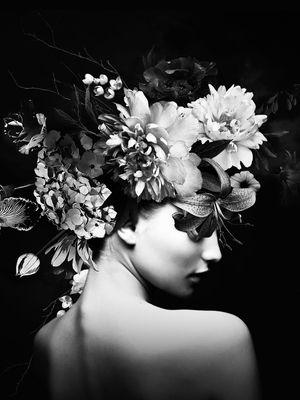MULHER EM FLORES IX