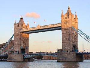 LONDRES - TOWER BRIDGE POR MARIANA MACHADO