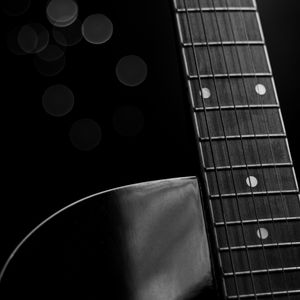 DETALHES DE UM VIOLÃO NEGRO
