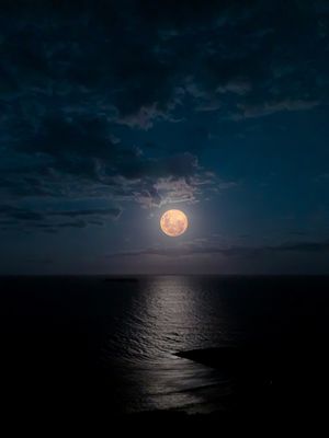 LUA CHEIA NO MAR