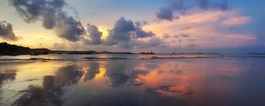 POR DO SOL NO CENTRO DA PRAIA DA PIPA COM NUVENS