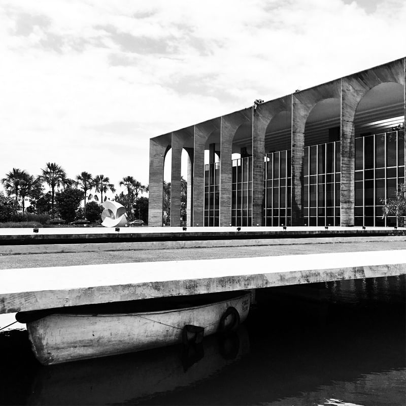 UM BARCO NO ITAMARATY - BRASÍLIA
