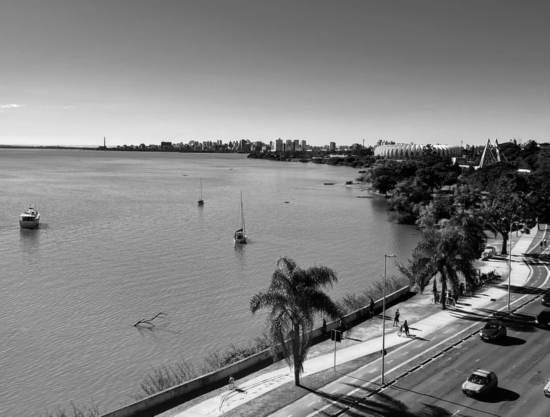 A ORLA DO GUAÍBA E O SKYLINE DE PORTO ALEGRE