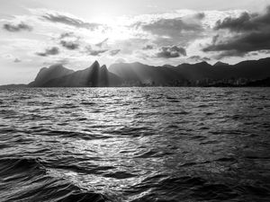 PÔR DO SOL NO RIO DE JANEIRO VISTO DO MAR COM O MORRO DOIS IRMÃOS
