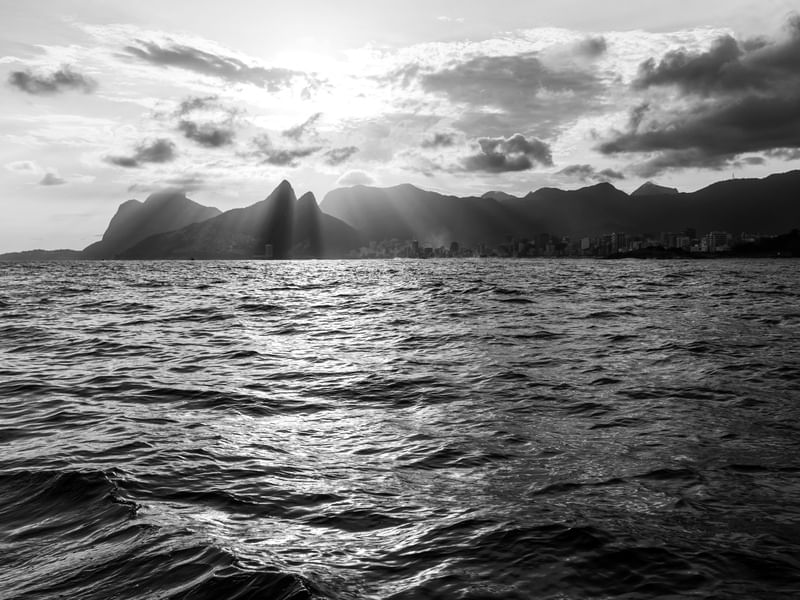 PÔR DO SOL NO RIO DE JANEIRO VISTO DO MAR COM O MORRO DOIS IRMÃOS