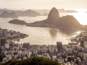 NASCER DO SOL ATRÁS DO PÃO DE AÇÚCAR NO RIO DE JANEIRO