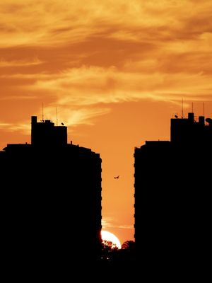 PRÉDIOS NO LARANJA