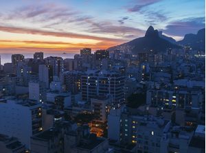 PÔR DO SOL EM IPANEMA COM MORRO DOIS IRMÃOS