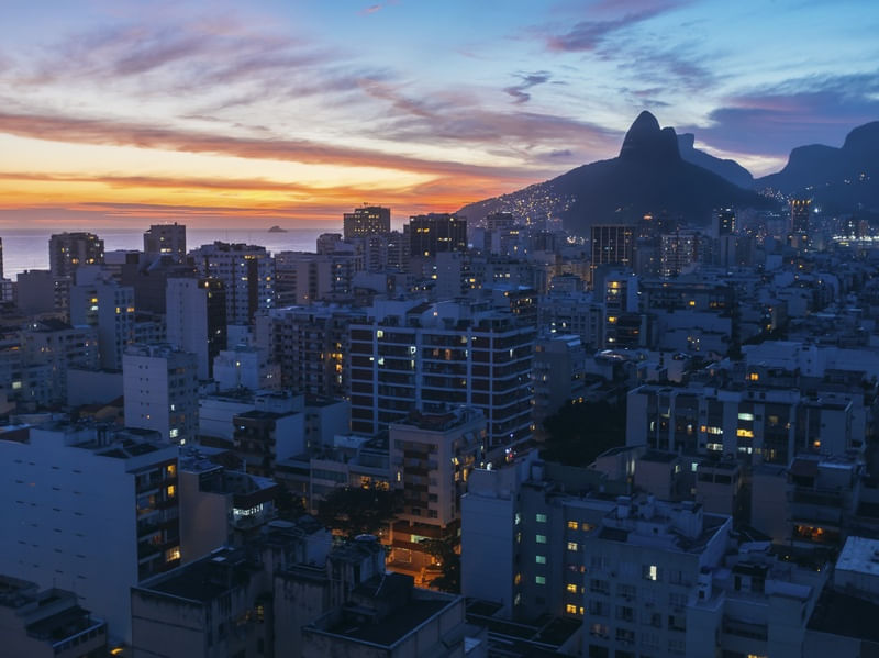 PÔR DO SOL EM IPANEMA COM MORRO DOIS IRMÃOS