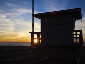 PÔR DO SOL NA CALIFORNIA, SOL ATRÁS DA CASA SALVA-VIDAS
